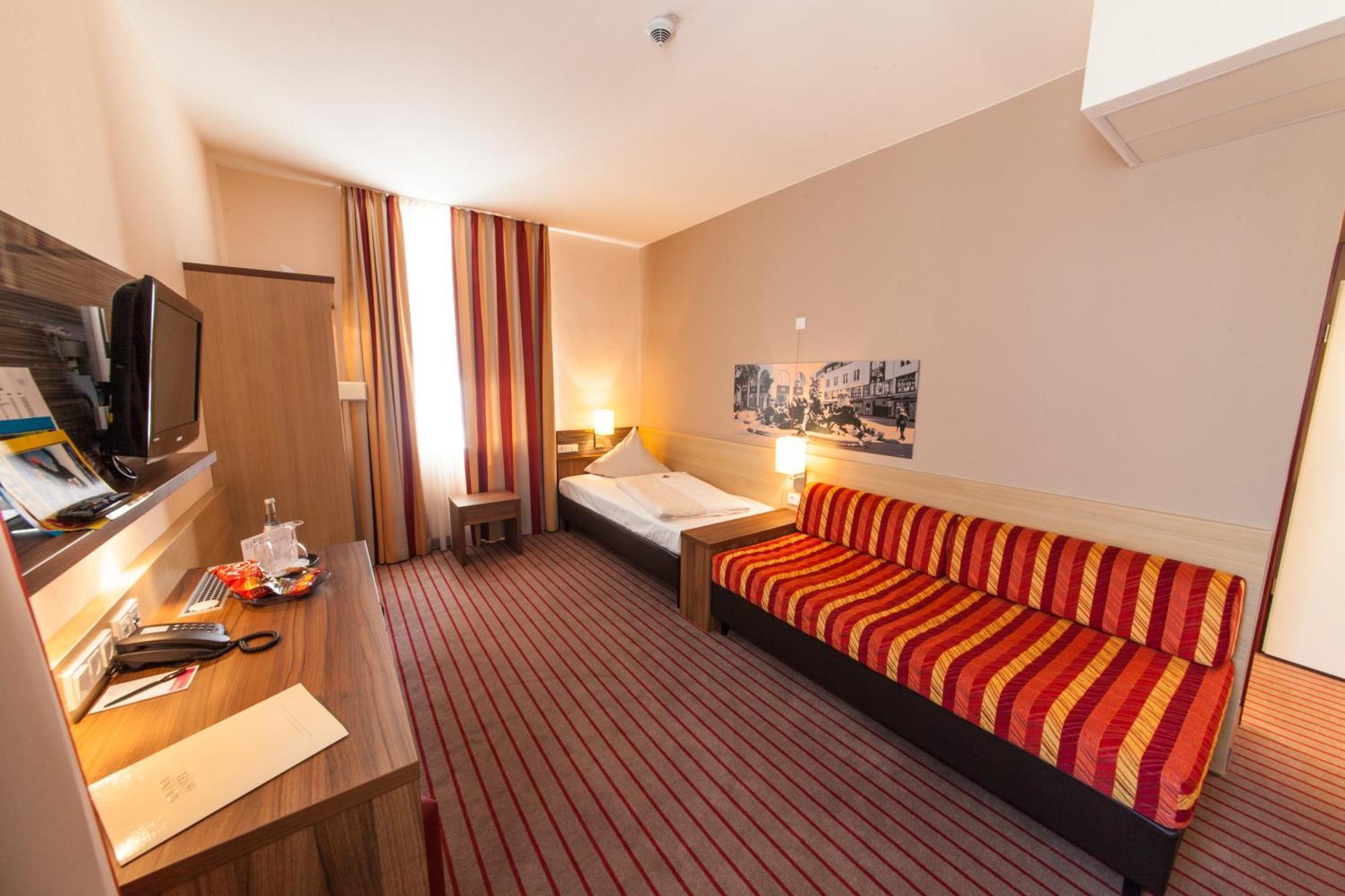 Novina Hotel Tillypark Нюрнберг Экстерьер фото